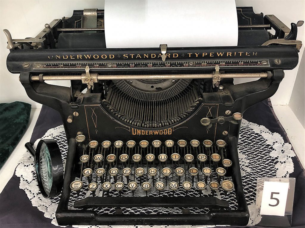 Underwood Standard Typewriter.