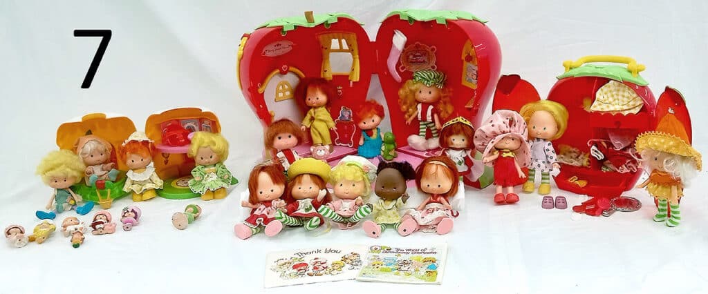 Strawberry Shortcake characters with apple playset.